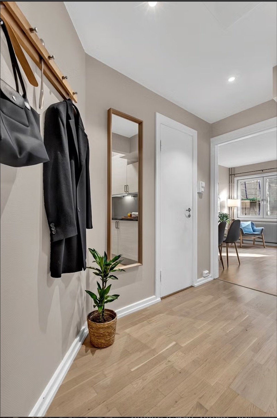 Inngangsparti med knagger til yttertøy.